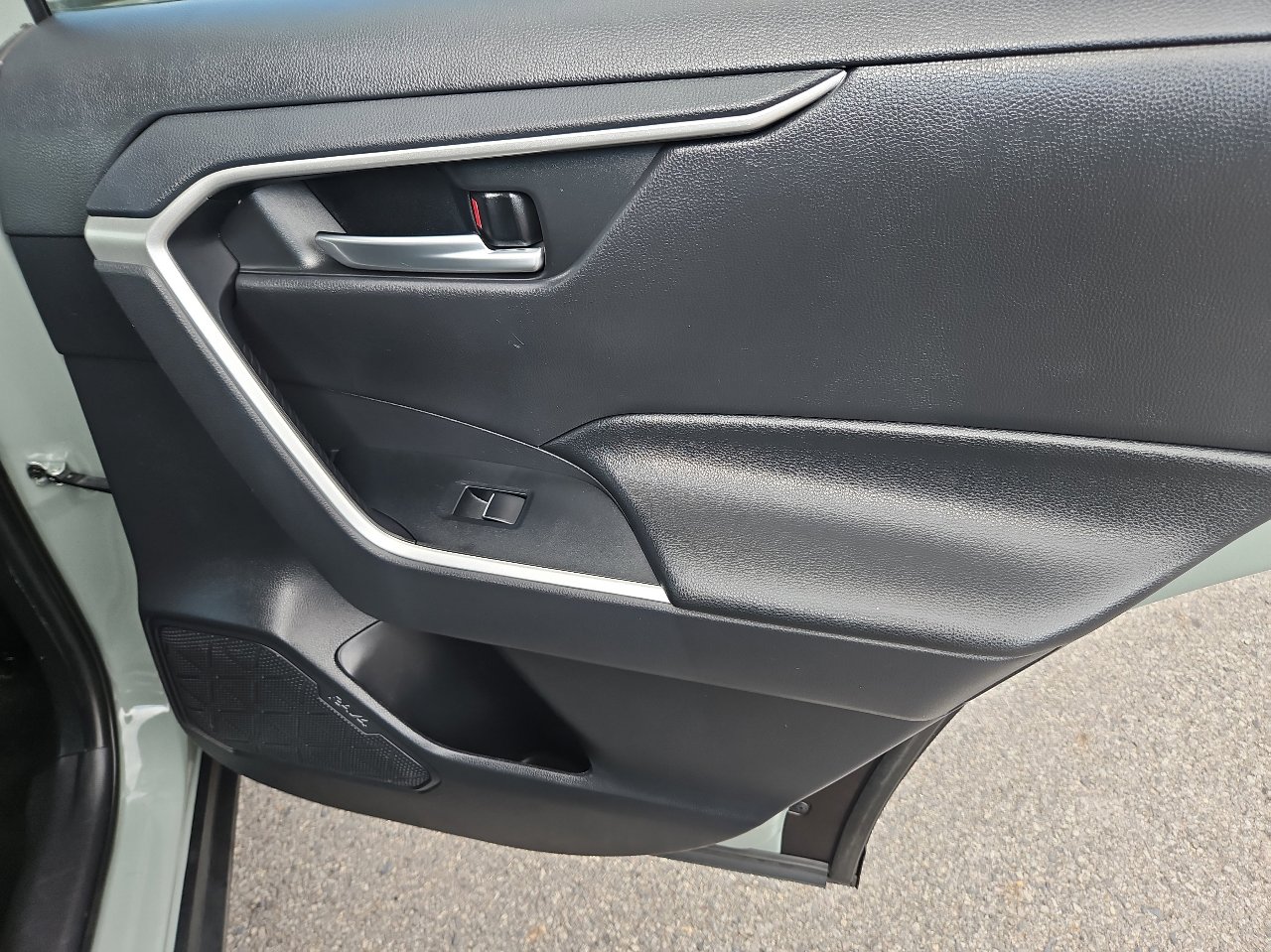 Used 2019 Toyota RAV4 XLE Premium image 18