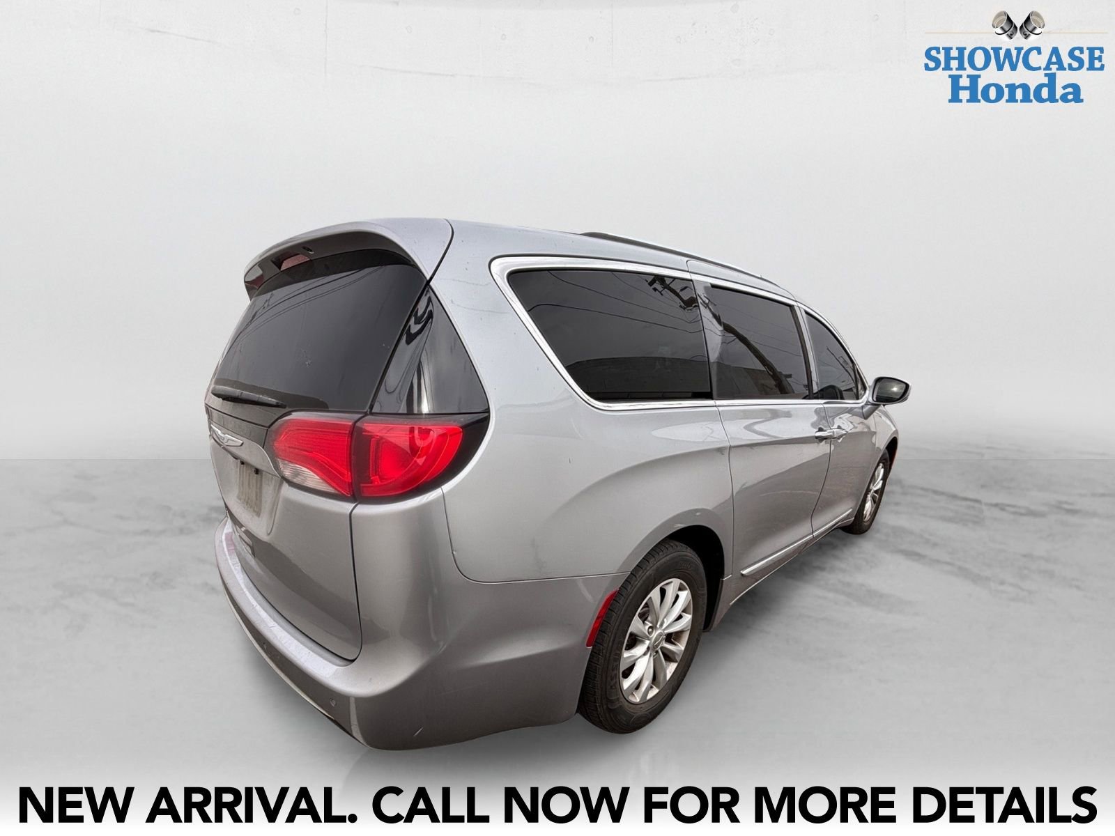 Used 2018 Chrysler Pacifica Touring-L image 5