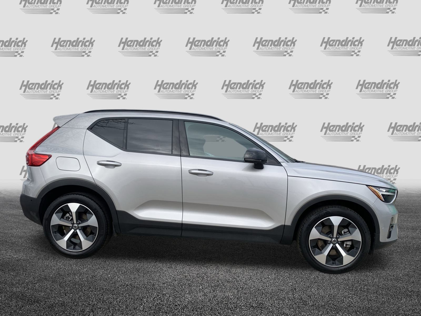 Used 2025 Volvo XC40 B5 Plus image 11