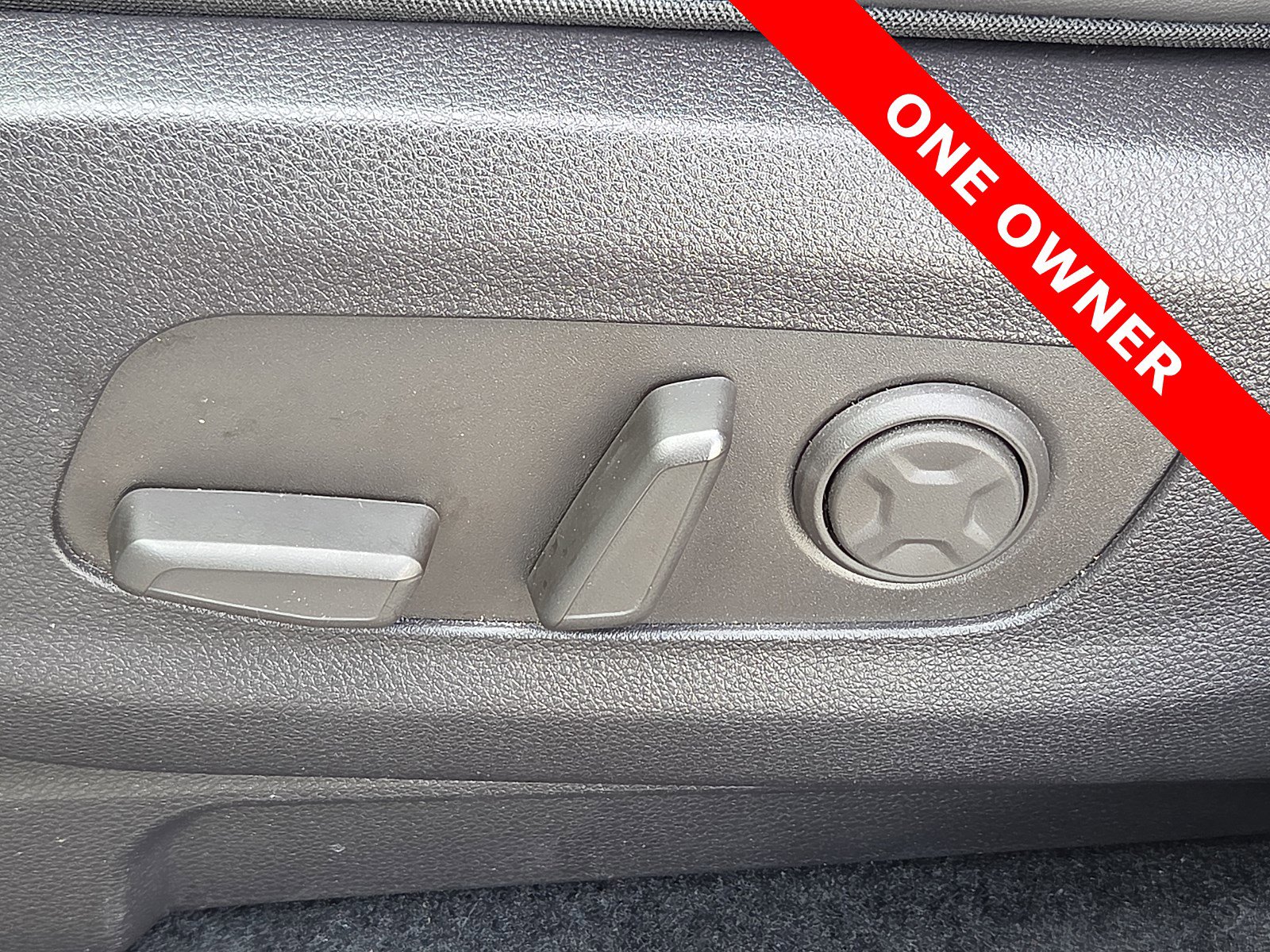 Used 2025 Kia Carnival EX image 16