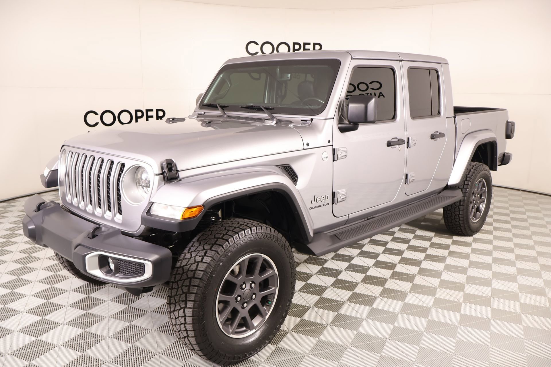 Used 2020 Jeep Gladiator Overland w/ Dual Top Group AWD/4WD image 11