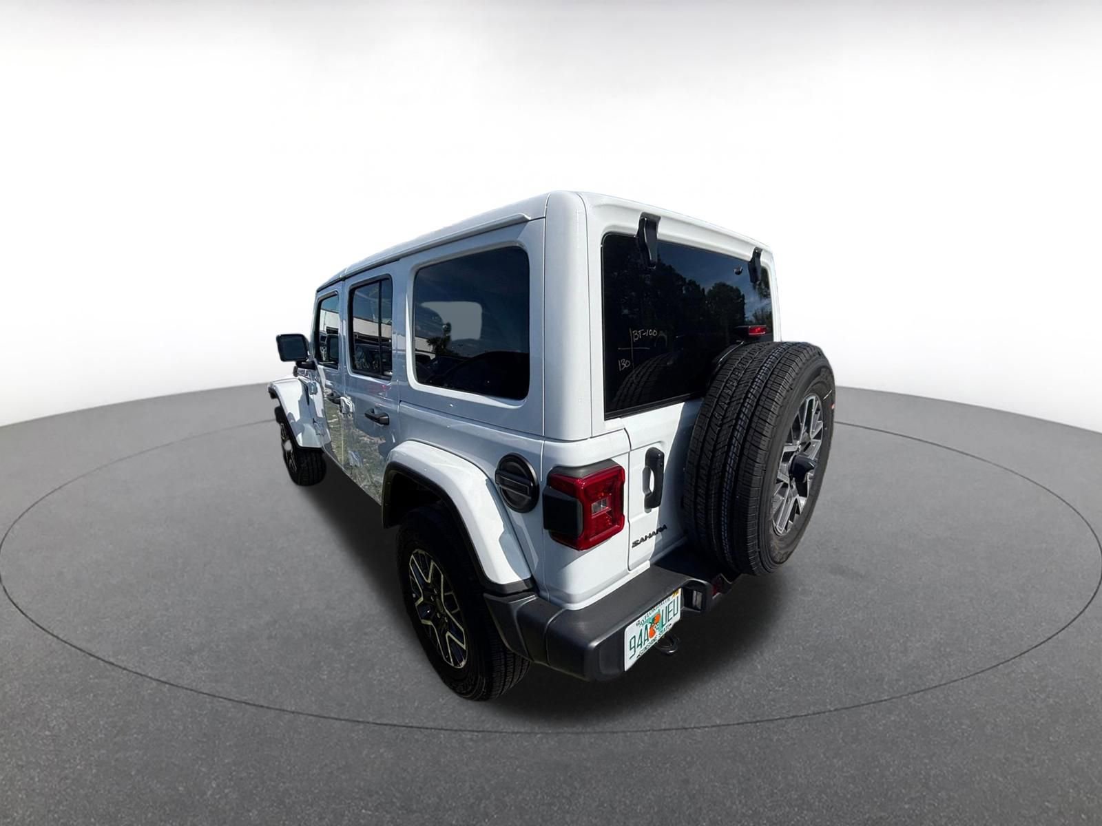 Used 2025 Jeep Wrangler Unlimited Sahara AWD/4WD image 4