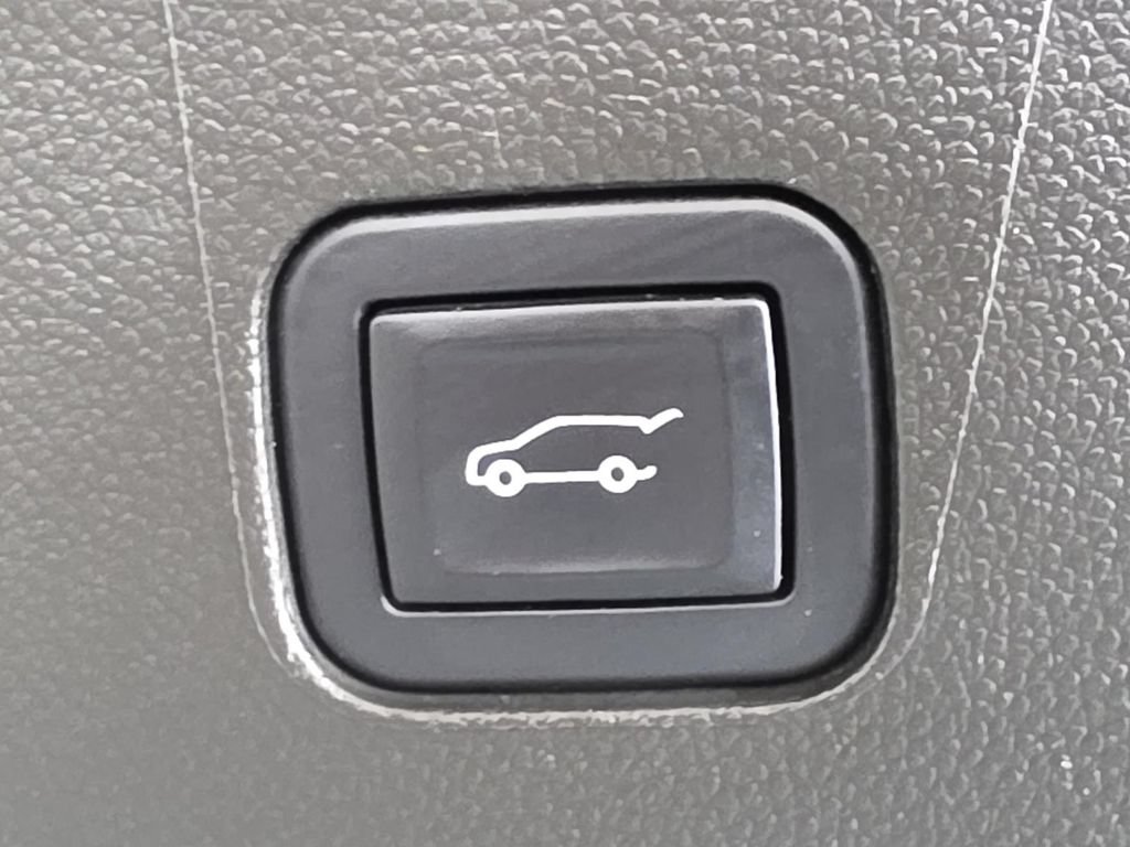 Used 2022 Buick Enclave Avenir w/ Avenir Technology Package FWD image 16