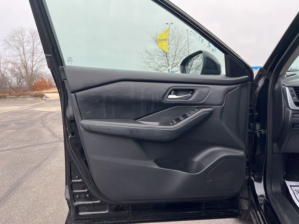 Used 2025 Nissan Rogue SV image 8