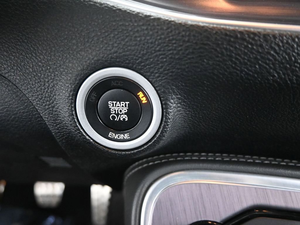 Used 2016 Dodge Challenger R/T RWD image 29