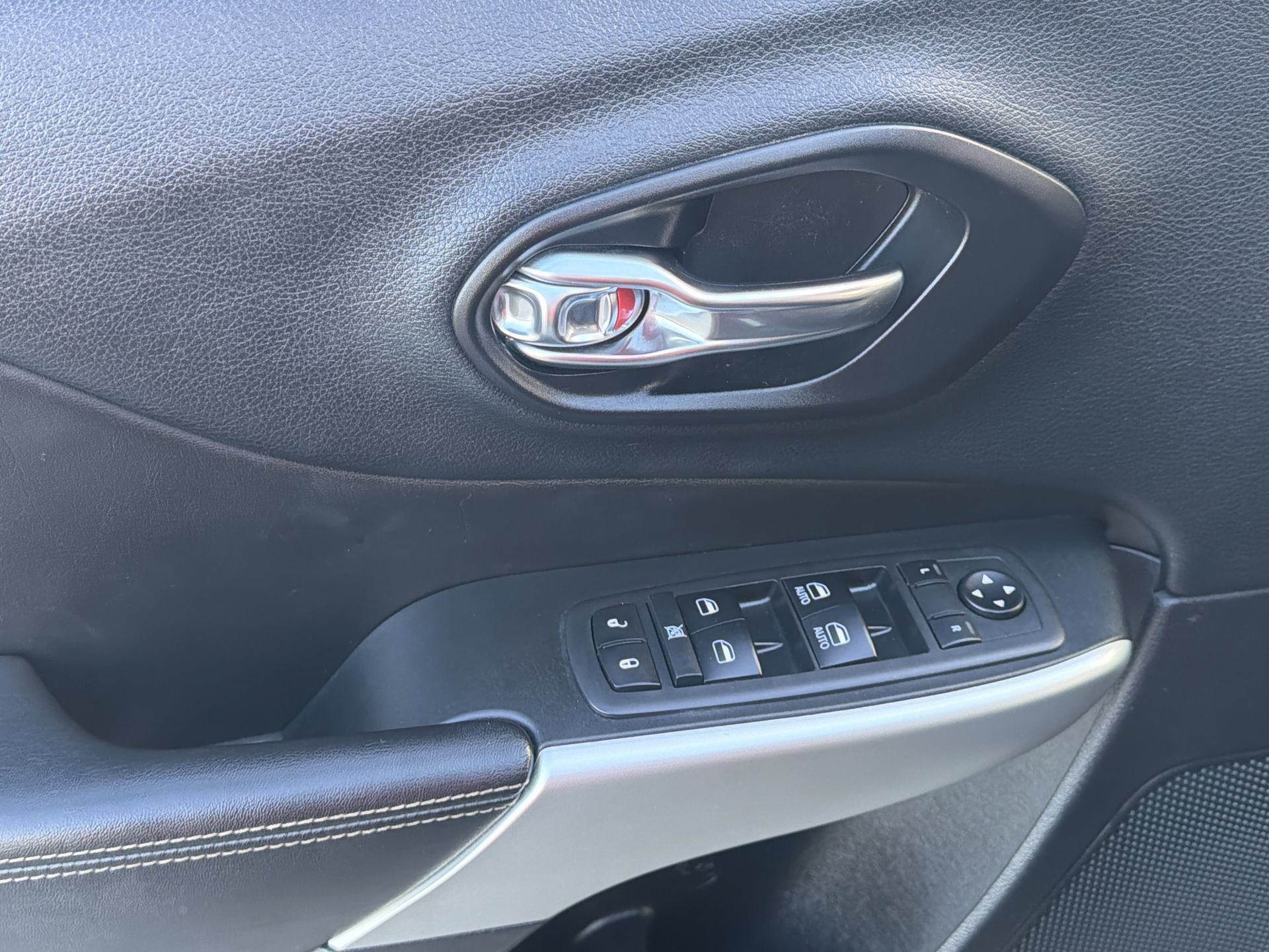 Used 2018 Jeep Cherokee Latitude Plus FWD image 13
