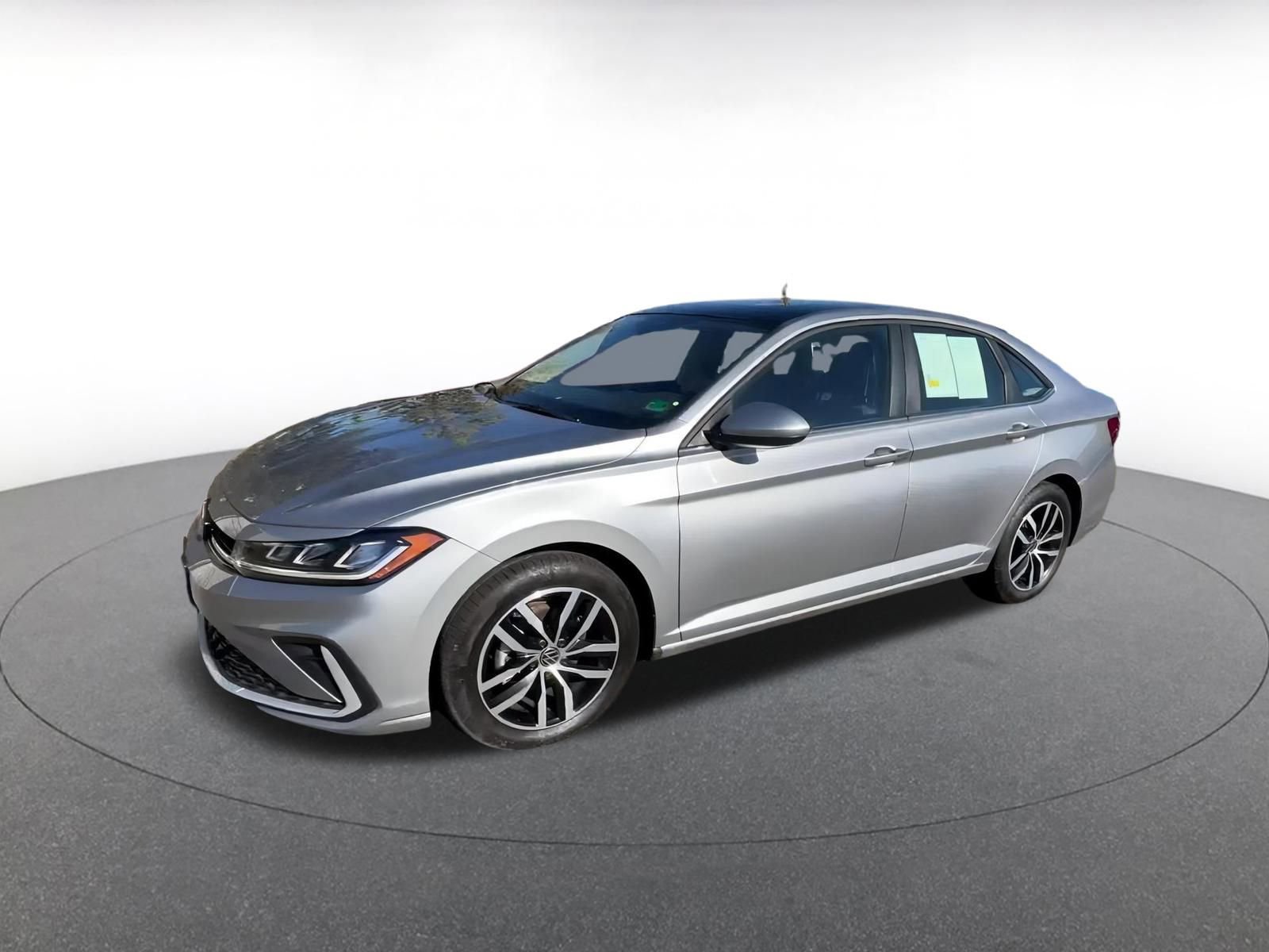 Used 2025 Volkswagen Jetta SE image 8