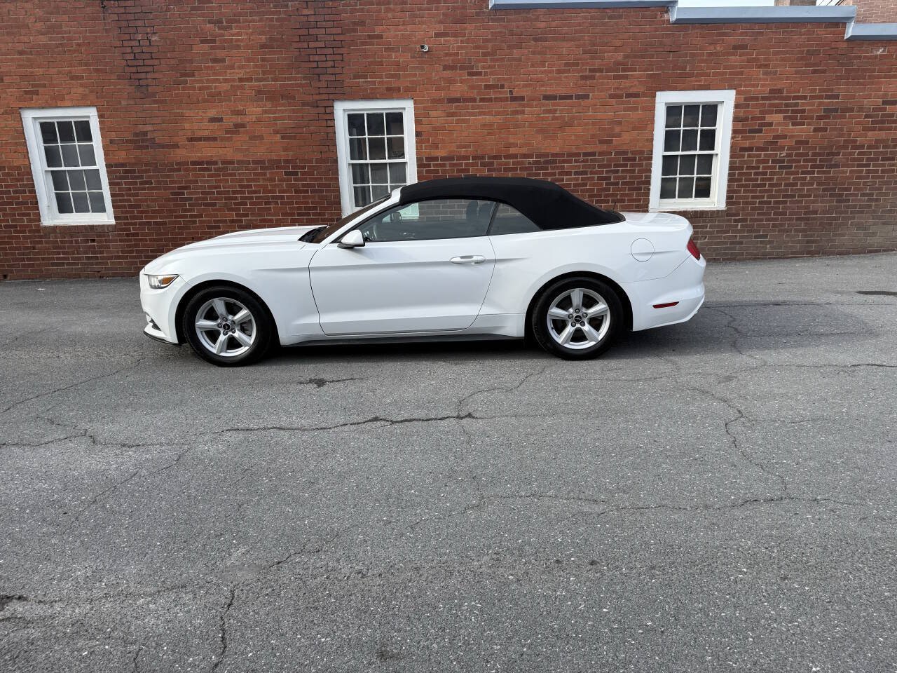 Used 2016 Ford Mustang Convertible RWD image 1