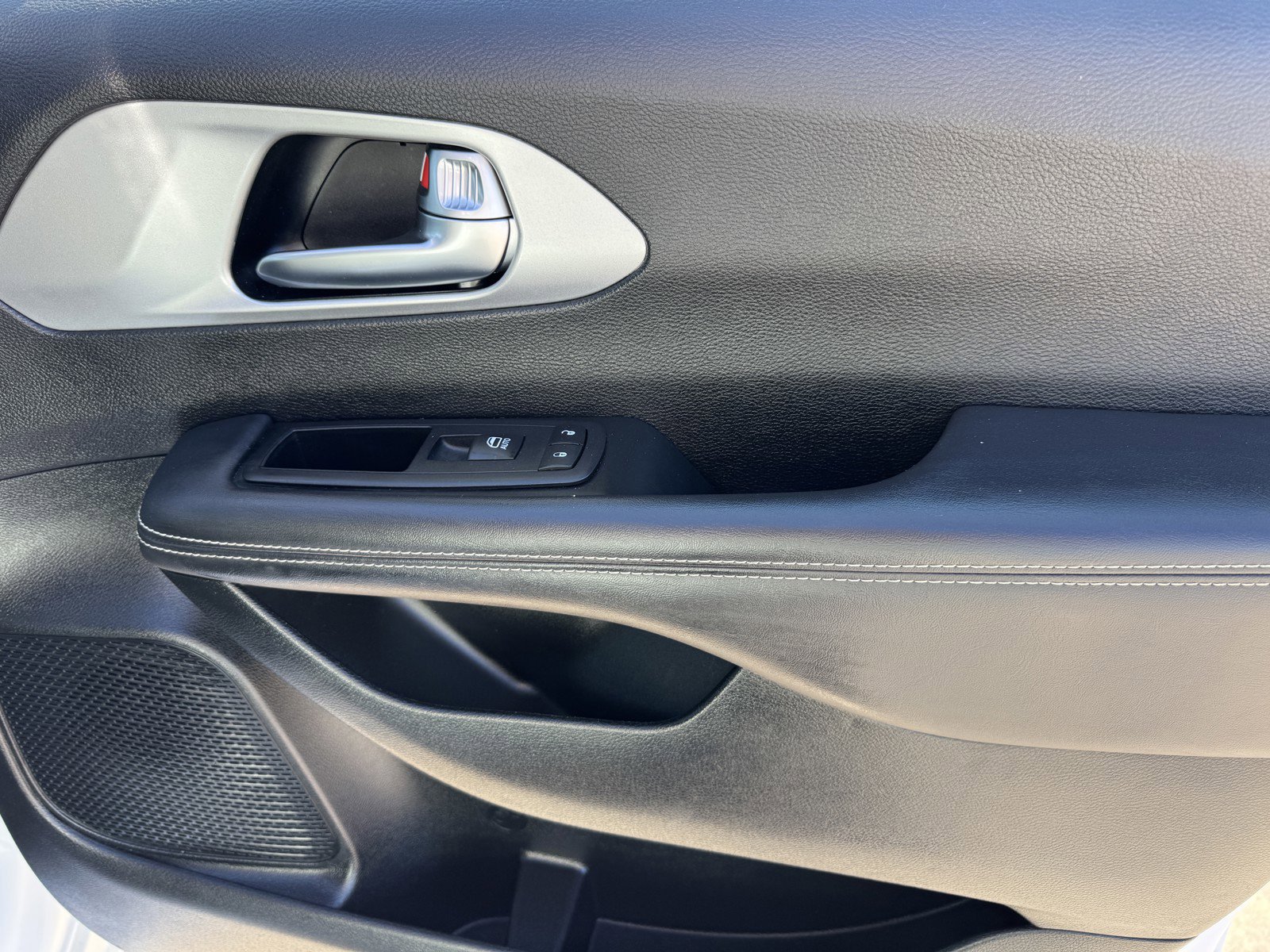 Used 2024 Chrysler Pacifica Touring image 9