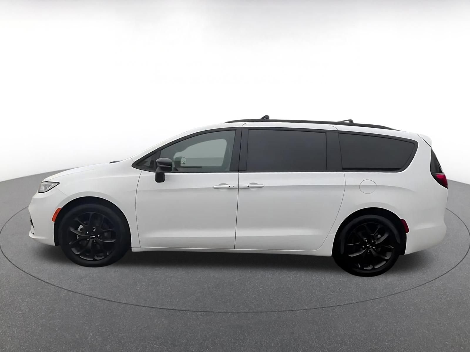 Used 2025 Chrysler Pacifica Limited FWD image 9