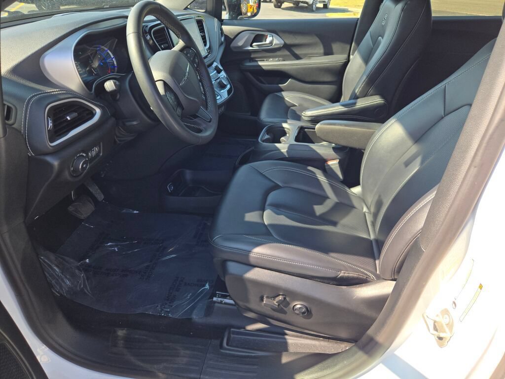 Certified 2024 Chrysler Pacifica Limited FWD image 5