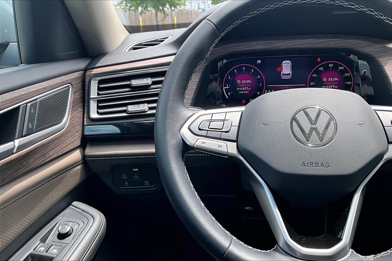 Used 2025 Volkswagen Atlas SEL AWD/4WD image 11