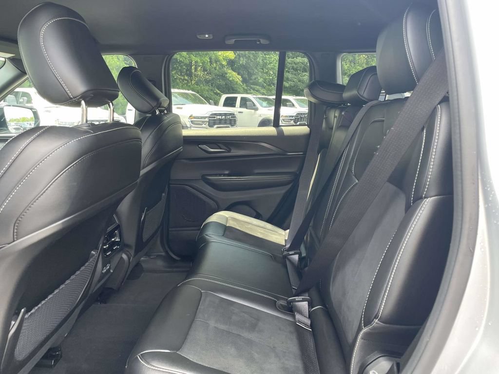 Used 2025 Jeep Grand Cherokee Altitude AWD/4WD image 20