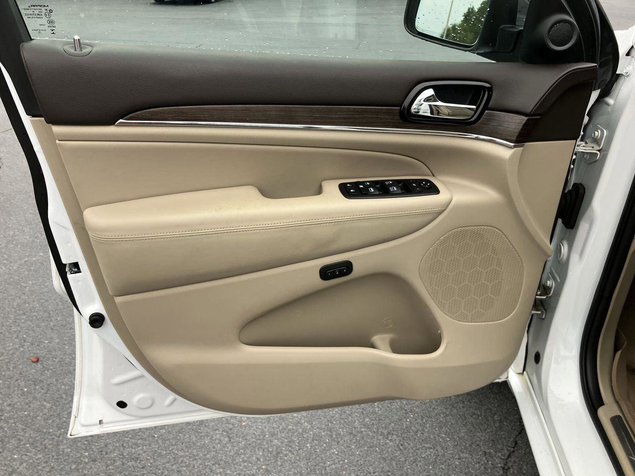 Used 2020 Jeep Grand Cherokee Overland AWD/4WD image 14