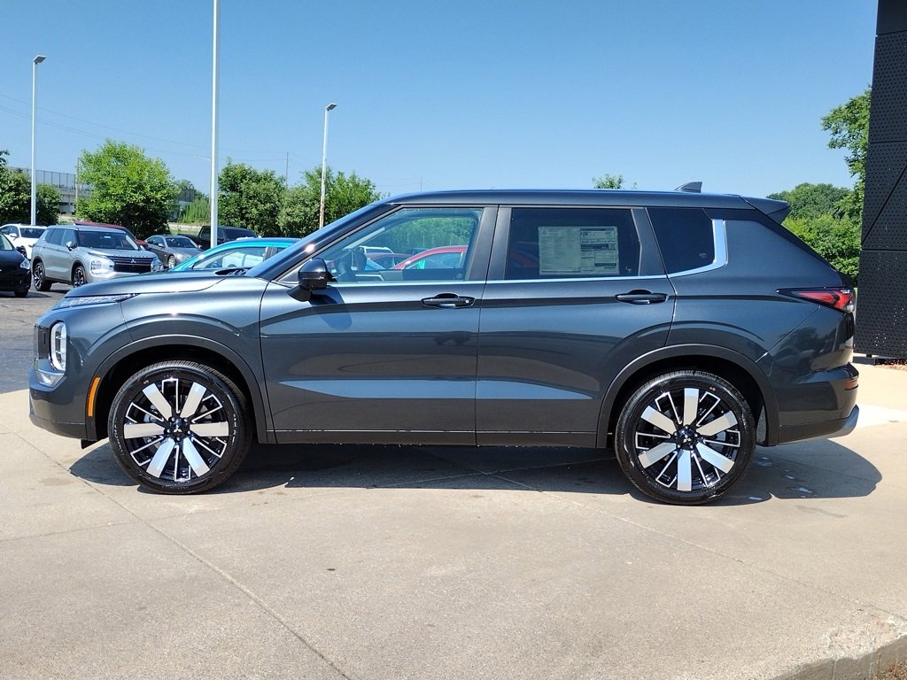 New 2025 Mitsubishi Outlander SE image 15