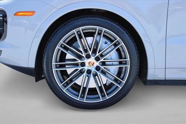 Used 2023 Porsche Cayenne Turbo AWD/4WD image 17