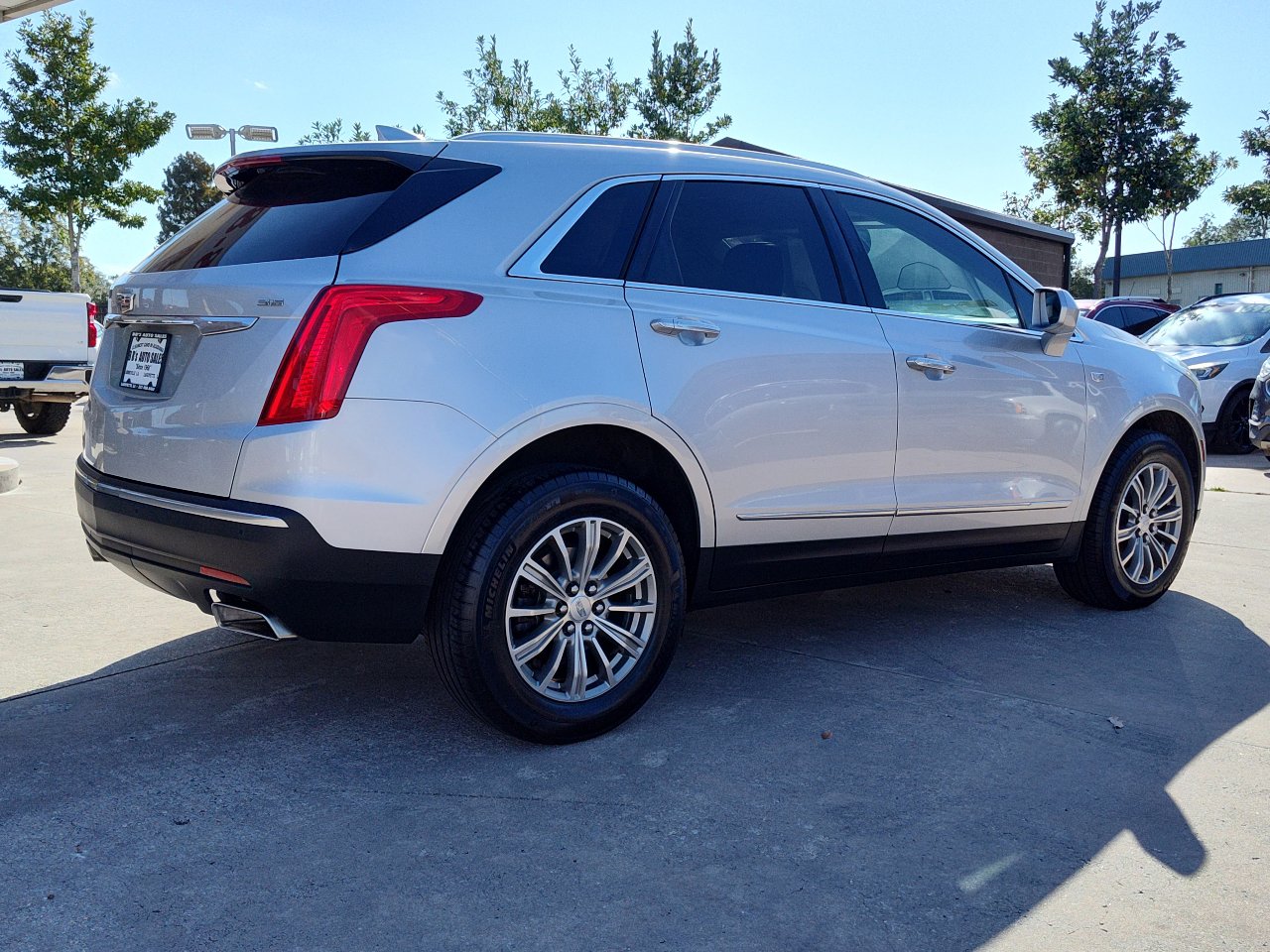 Used 2018 Cadillac XT5 Luxury w/ Driver Awareness Package image 9