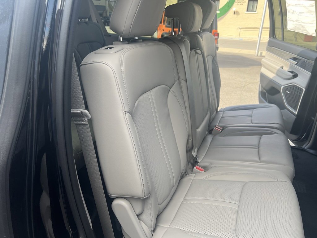 New 2024 Jeep Wagoneer L Series II w/ HD Trailer Tow Package image 34