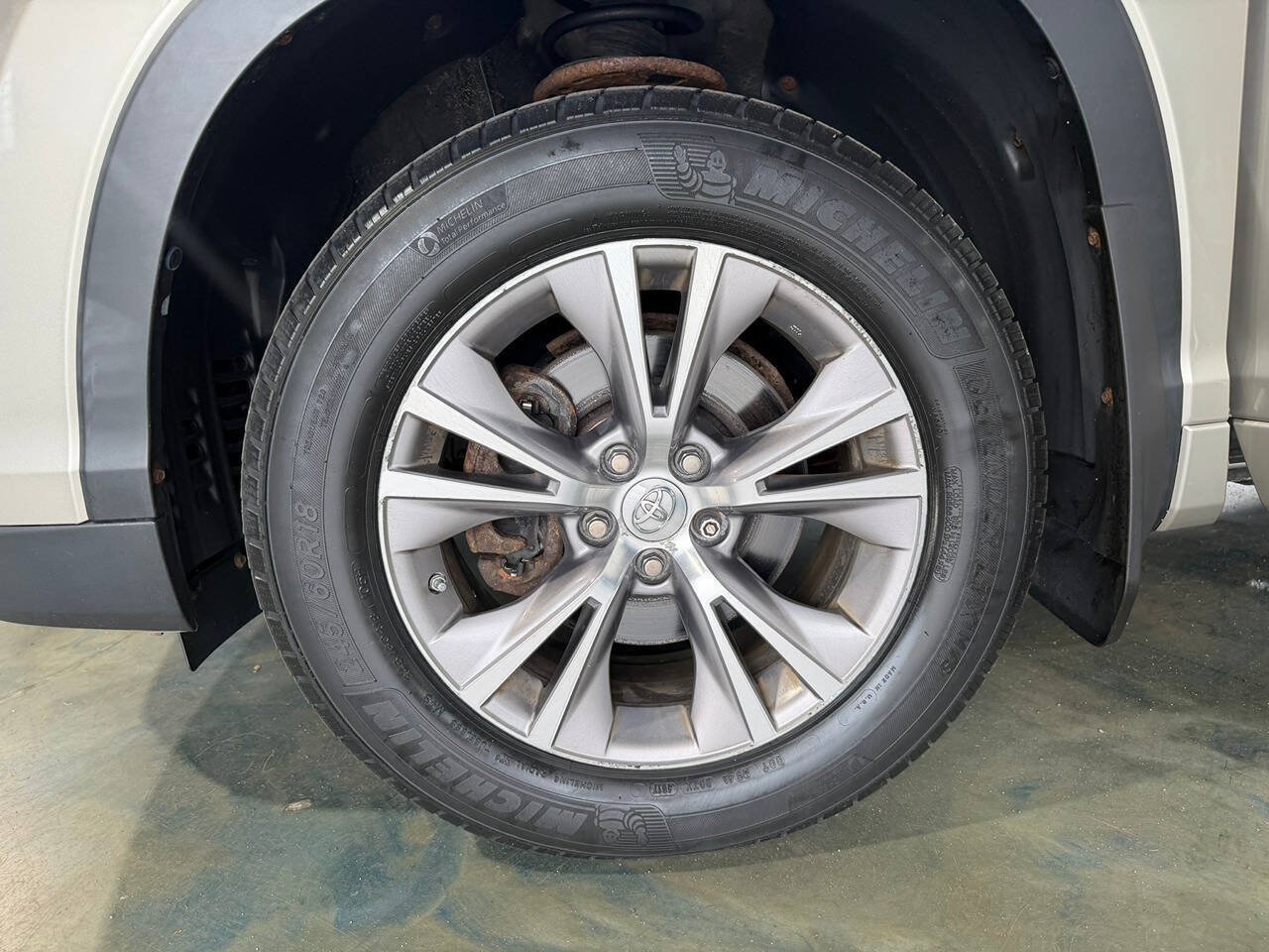 Used 2014 Toyota Highlander LE AWD/4WD image 29
