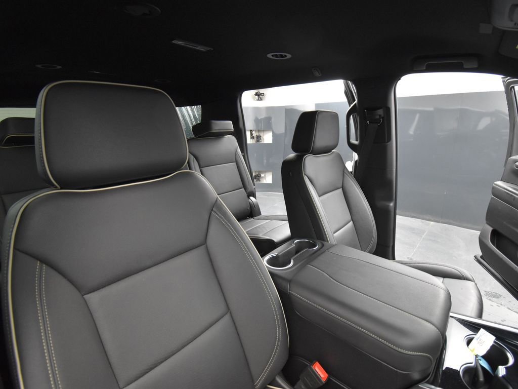 Used 2025 Chevrolet Suburban Premier image 17