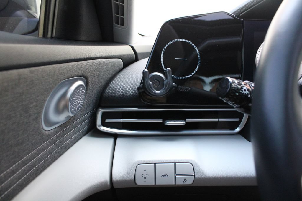 Used 2023 Hyundai Elantra Limited FWD image 9