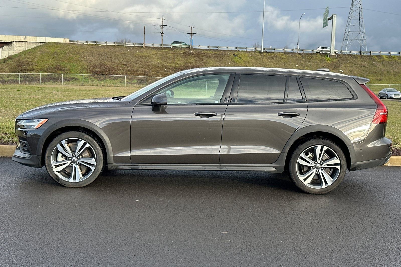 Used 2025 Volvo V60 B5 Cross Country Plus image 6