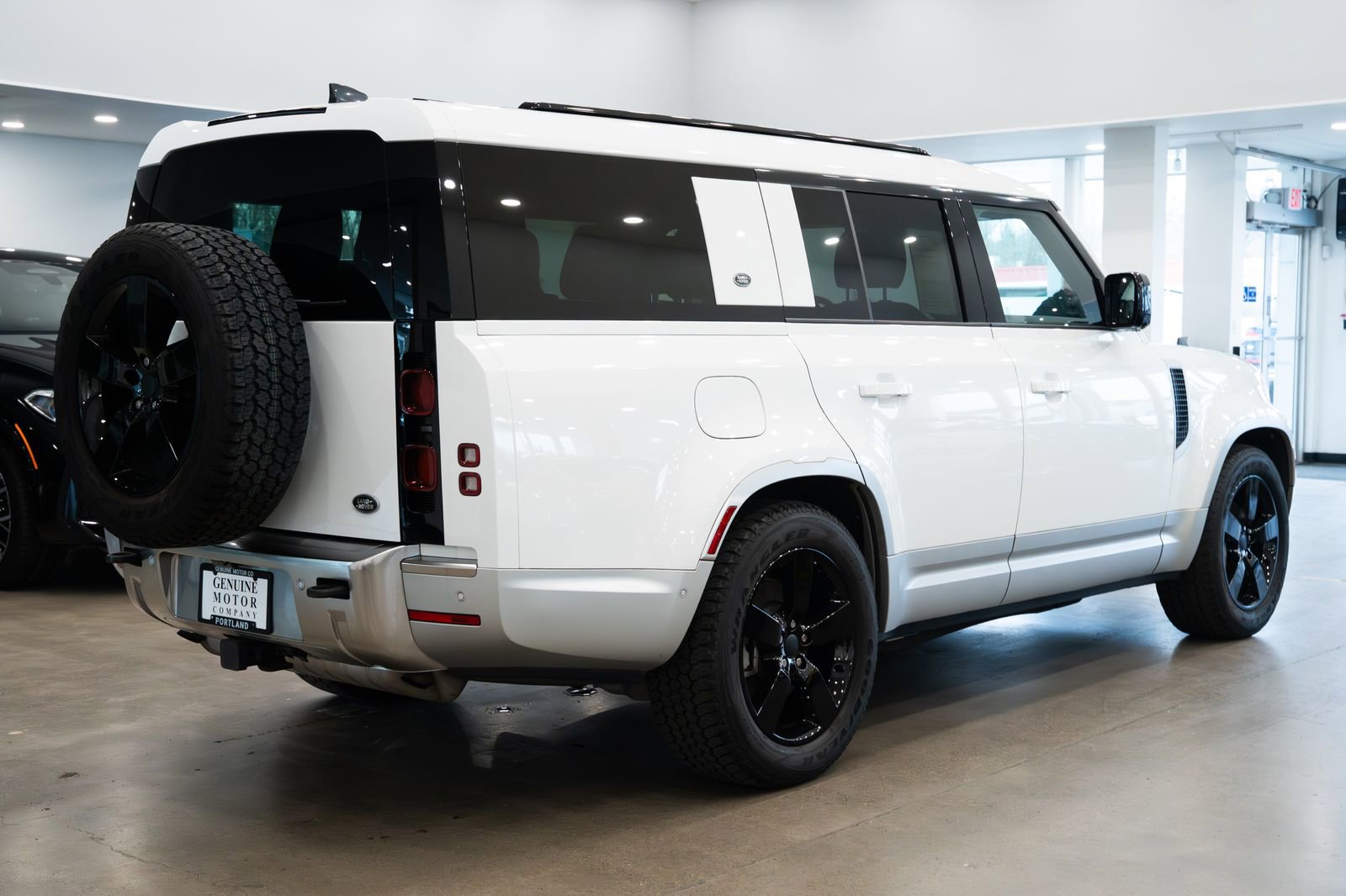 Used 2023 Land Rover Defender 130 SE image 4