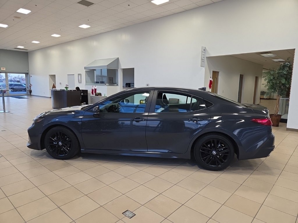 Used 2025 Toyota Camry SE image 9