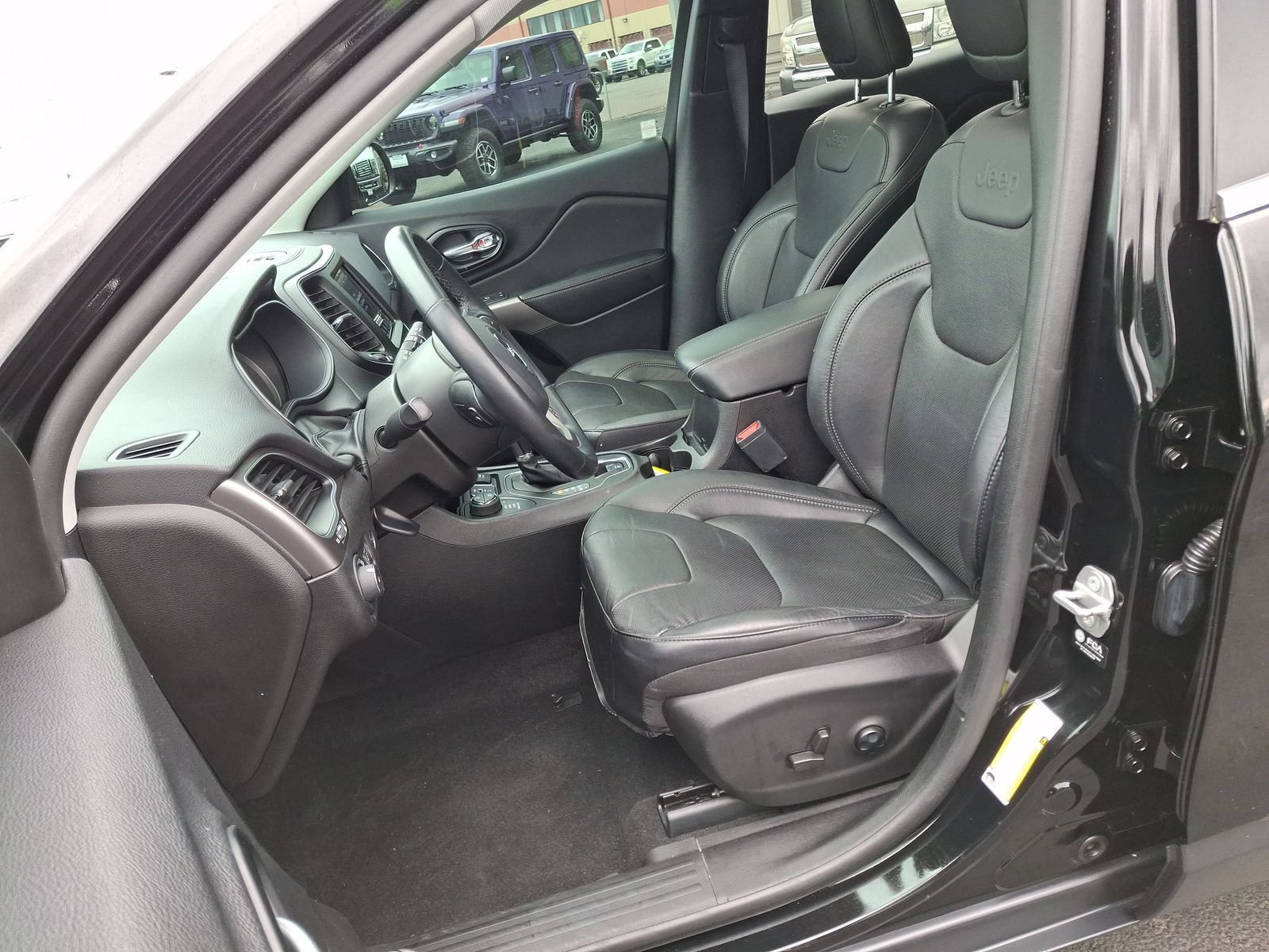 Used 2021 Jeep Cherokee Latitude Lux w/ Sun & Sound Group AWD/4WD image 17