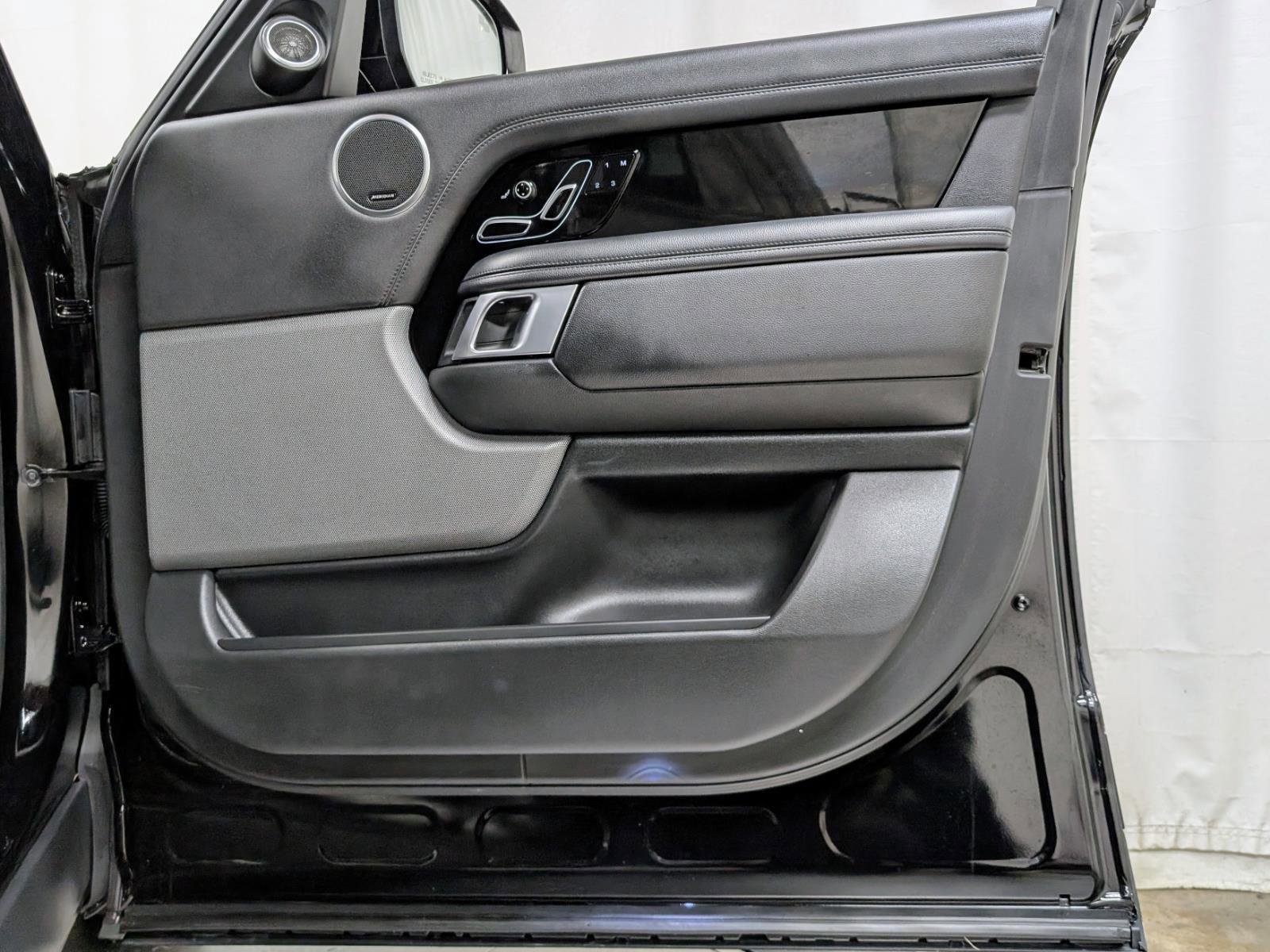 Used 2020 Land Rover Range Rover image 25