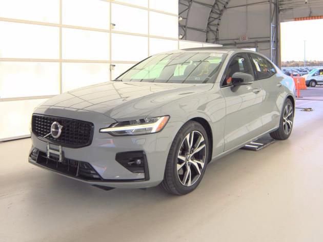 Used 2025 Volvo S60 B5 Core image 4