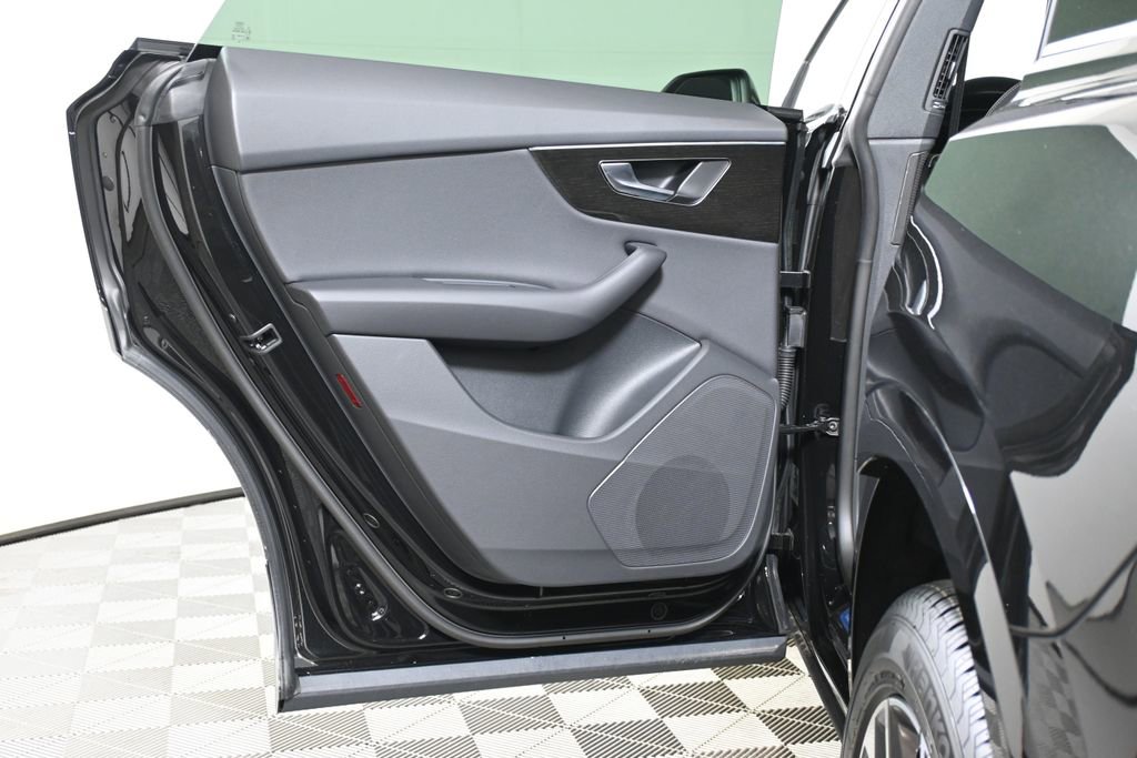 Used 2025 Audi Q8 Premium image 33