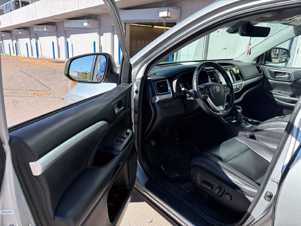 Used 2019 Toyota Highlander XLE FWD image 17