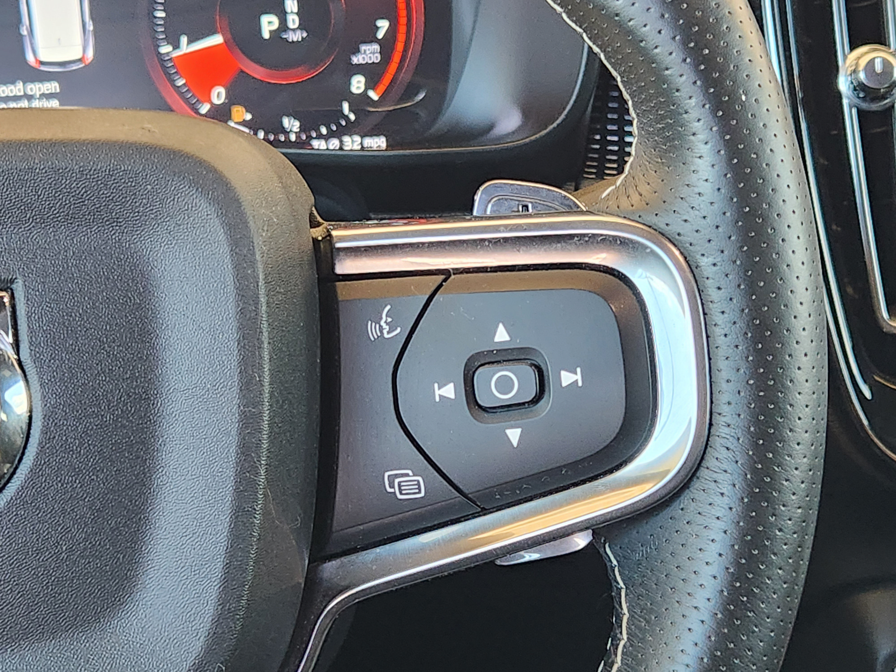 Used 2019 Volvo XC40 T5 R-Design AWD/4WD image 29
