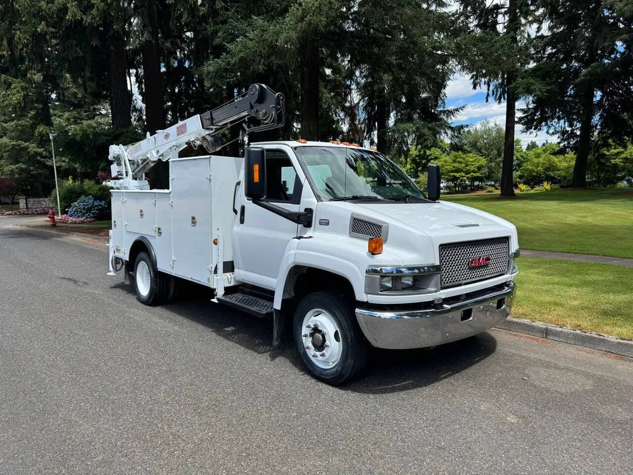 Used 2005 GMC TopKick C4500 2WD Regular Cab image 2