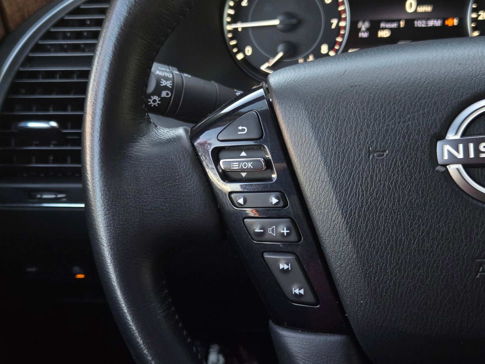 Used 2023 Nissan Armada SL w/ Captain's Chairs Package image 24