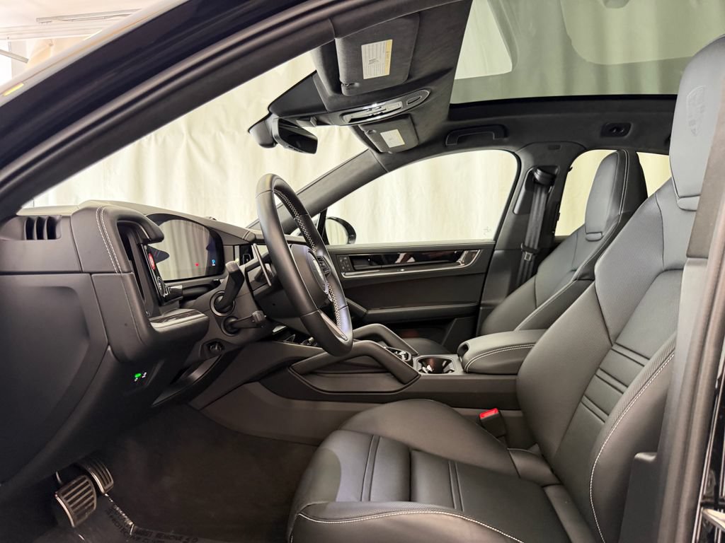 Certified 2025 Porsche Cayenne Turbo AWD/4WD image 5