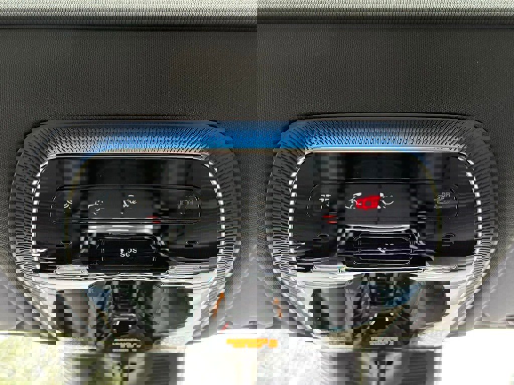 Used 2025 Mercedes-Benz GLC 350e 4MATIC image 25