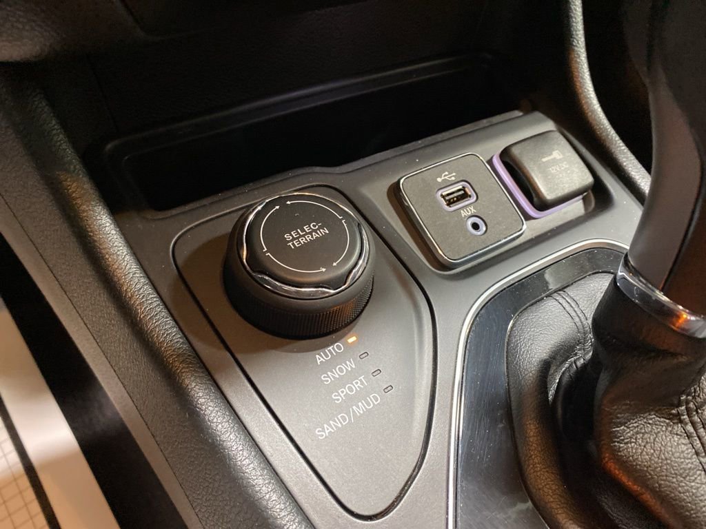 Used 2019 Jeep Cherokee Overland image 32