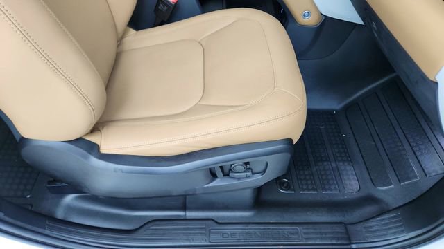 Used 2025 Land Rover Defender 90 X-Dynamic SE image 21