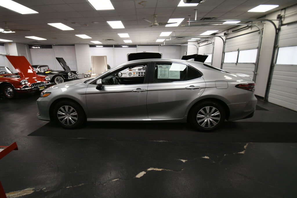 Used 2023 Toyota Camry LE FWD image 5