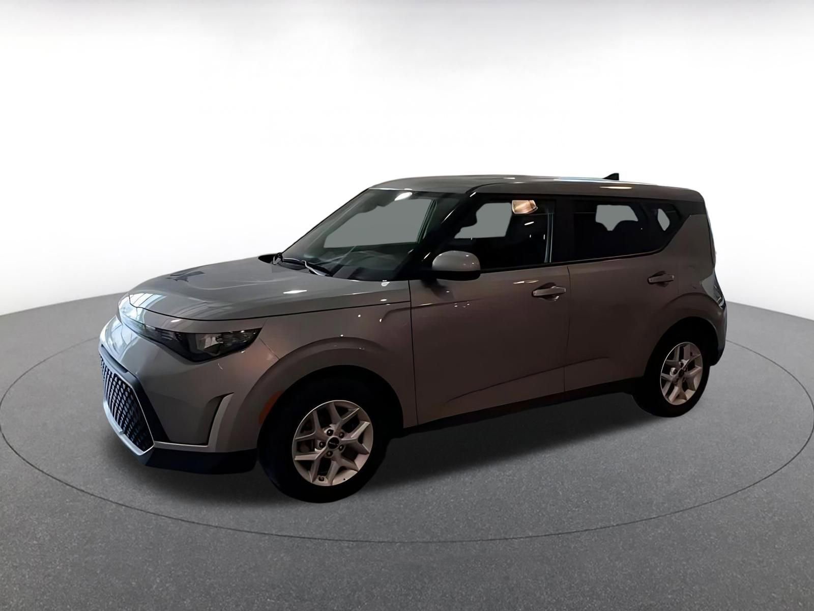 Used 2025 Kia Soul LX w/ LX Technology Package FWD image 7