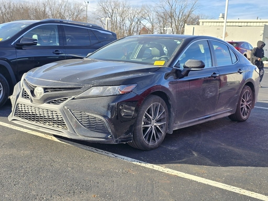 Used 2024 Toyota Camry SE image 3