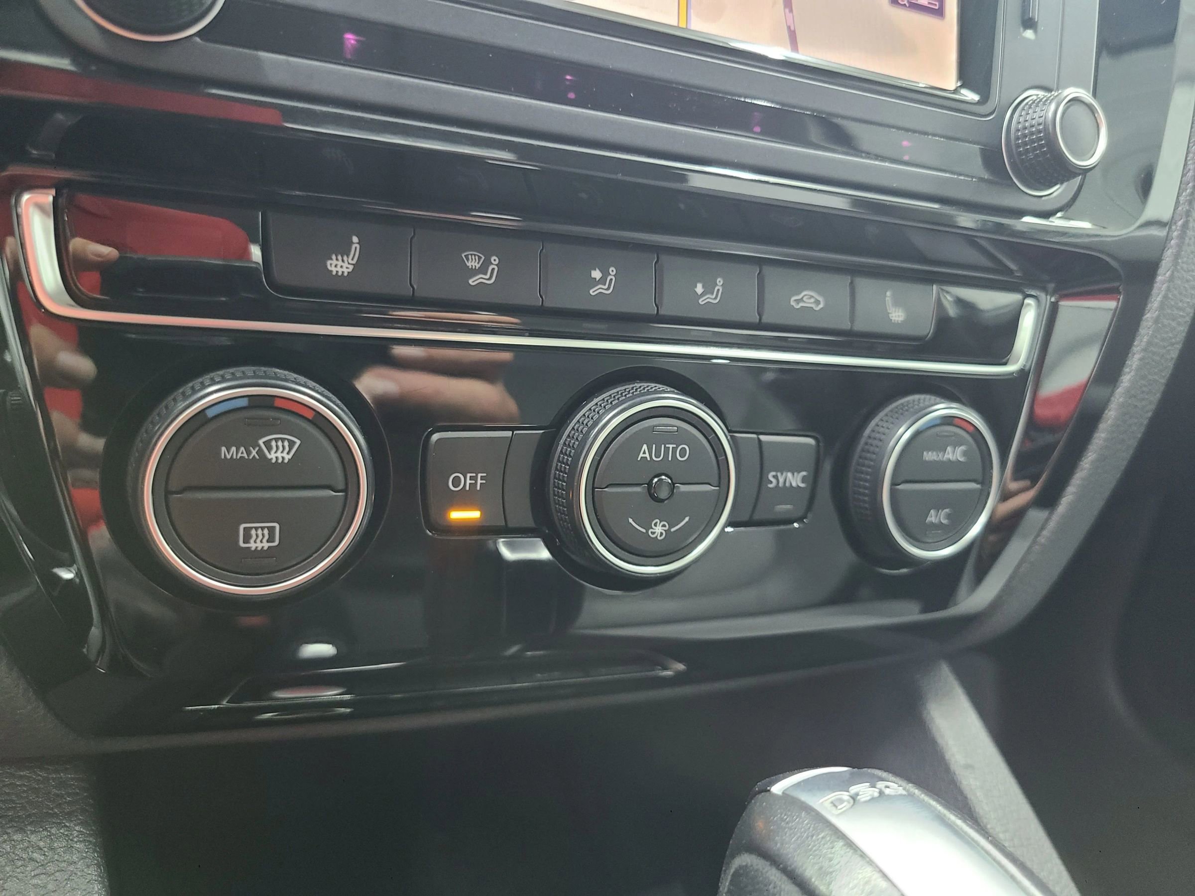 Used 2016 Volkswagen Jetta SEL Premium image 34