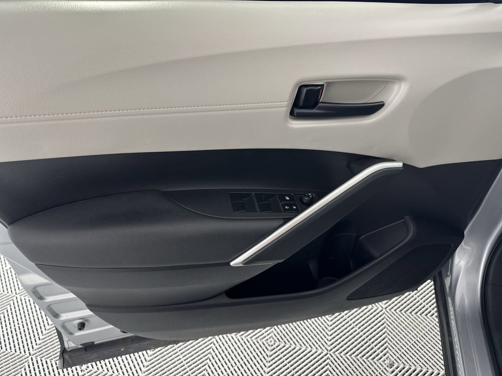 Used 2023 Toyota Corolla Cross L FWD image 29