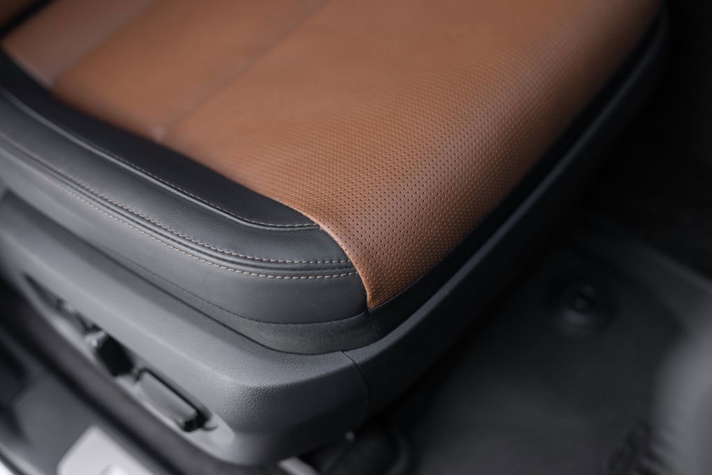 Used 2024 Lexus GX 550 w/ Accessory Package (31) image 36