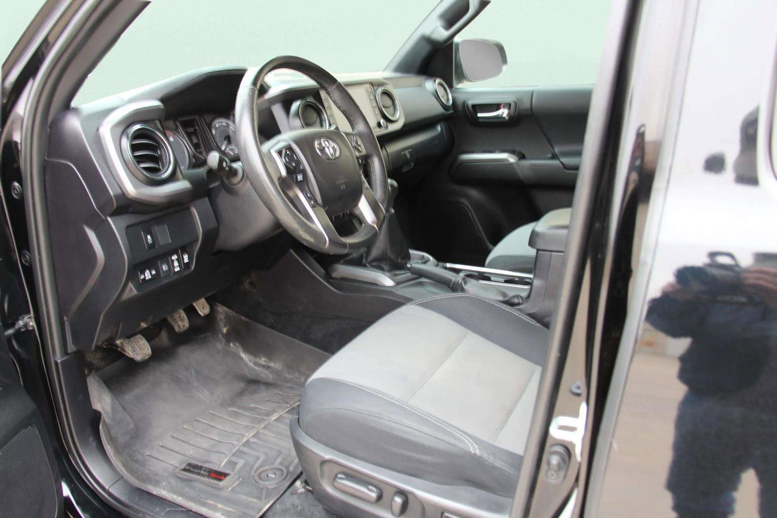 Used 2022 Toyota Tacoma TRD Off-Road image 17