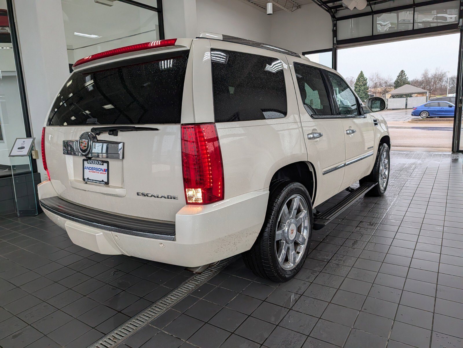 Used 2013 Cadillac Escalade Luxury AWD/4WD image 3