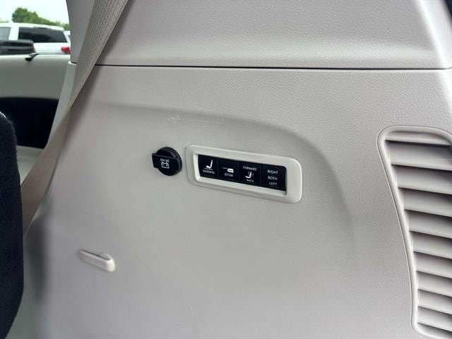 Used 2018 Chrysler Pacifica Limited FWD image 14