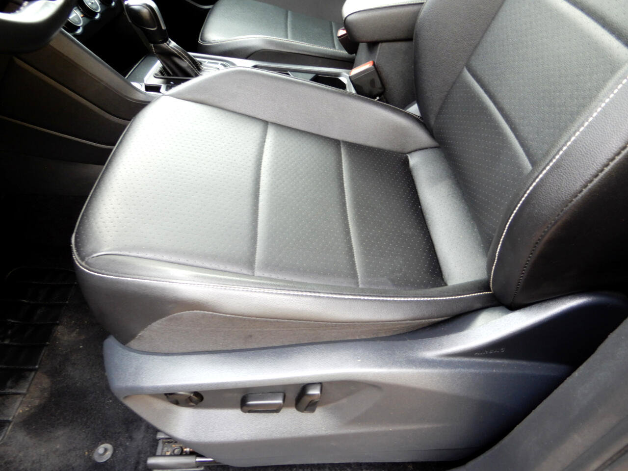 Used 2021 Volkswagen Tiguan SE image 13